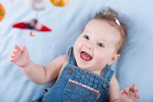 Уже не младенец: что должен уметь делать ребенок в пять месяцев Прекрасное место для малыша - манеж